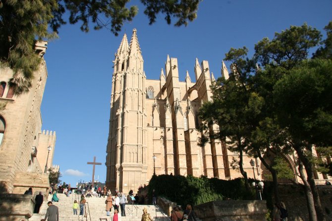 Im Schatten der prachtvollen Kathedrale liegt eines der wenigen verbliebenen Zeugnisse der maurischen Zeit.