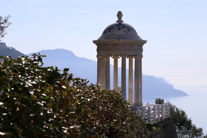 Der Tempel von Son Marroig vor der grandiosen Kulisse Mallorcas.