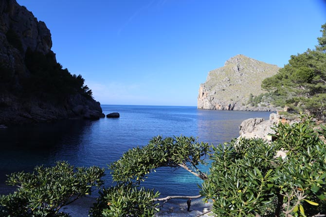 Sa Calobra ist ein von imposanten Felsformationen umgebener Sandstrand.